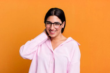 Neşeli ve kendinden emin bir şekilde gülerken, mutlu, dostane bir gülümsemeyle.