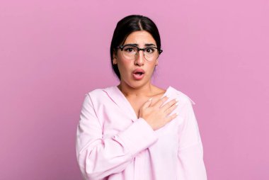 Şok olmuş ve şaşırmış hissediyorum, gülümsüyorum, el ele tutuşuyorum, o kişi olmaktan mutluyum ya da minnettarlık gösteriyorum.