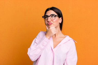 Düşünceli hissetmek, merak etmek ya da hayal etmek, hayal kurmak ve uzayı kopyalamak için yukarı bakmak.