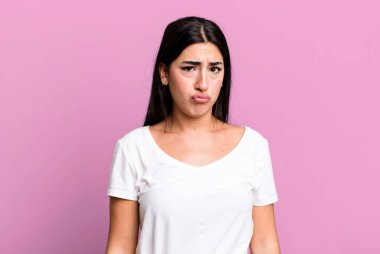 Üzgün ve mızmız hissediyorum, mutsuz bir bakışla, olumsuz ve hayal kırıklığına uğramış bir tavırla ağlıyorum.