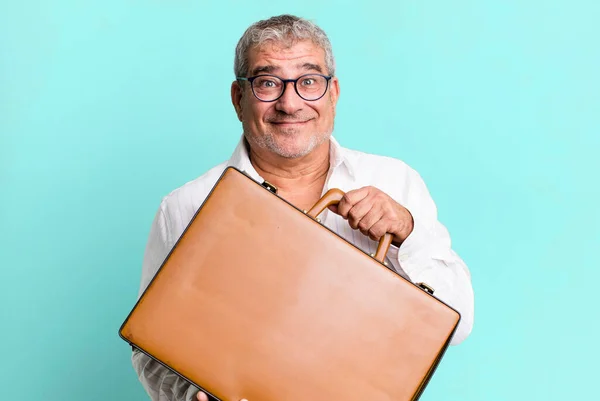 Hombre Negocios Senior Mediana Edad Con Una Maleta —  Fotos de Stock