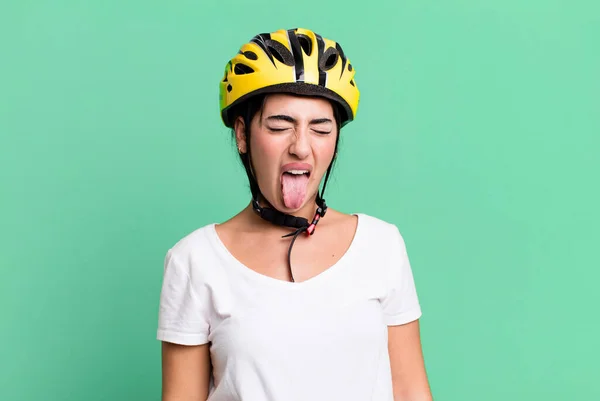 Vidám Lázadó Hozzáállással Viccelődéssel Kilógó Nyelvvel Kerékpáros Sisak Koncepció — Stock Fotó
