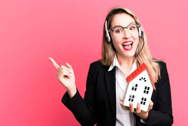 Pretty Caucasian Woman Headset Real State Concept — Stock Photo, Image