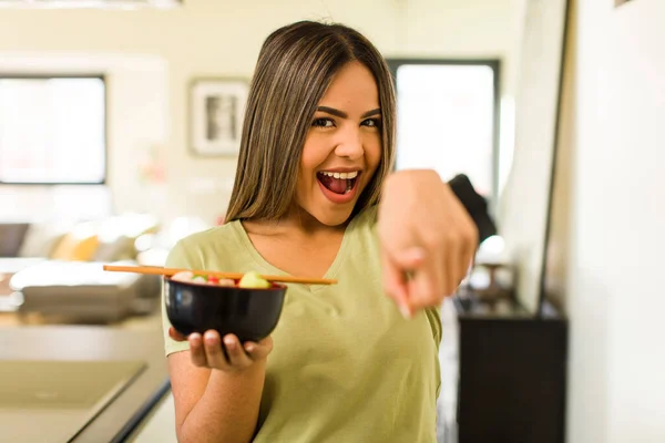 Pretty Latin Woman Having Ramen Noodles Bowl — Stok fotoğraf