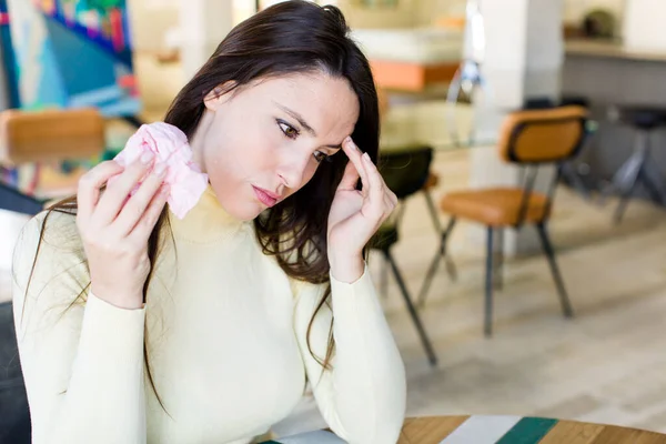 Hapları Olan Güzel Bir Kadın Grip Kavramı — Stok fotoğraf