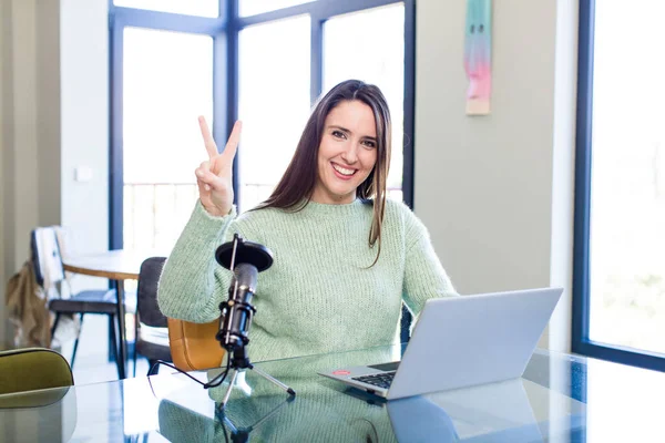 Young Pretty Woman Smiling Looking Friendly Showing Number Two Influencer — Stock Photo, Image