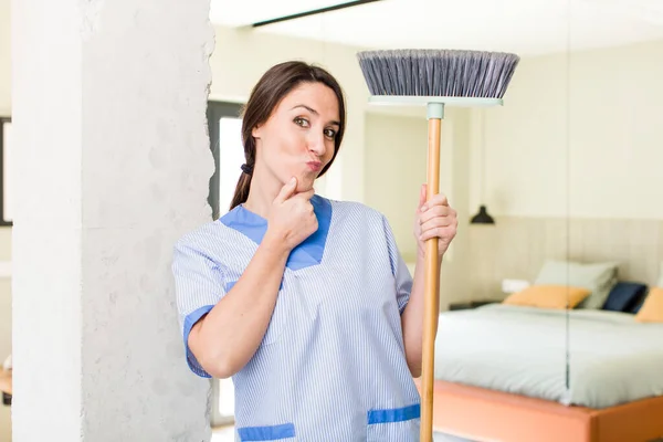 Young Pretty Woman Smiling Happy Confident Expression Hand Chin Housekeeper — Stok fotoğraf