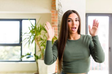 Genç ve güzel bir kadın şok olmuş ve şaşırmış görünüyor, inanılmaz bir şey fark ettiğinde çene şaşkın