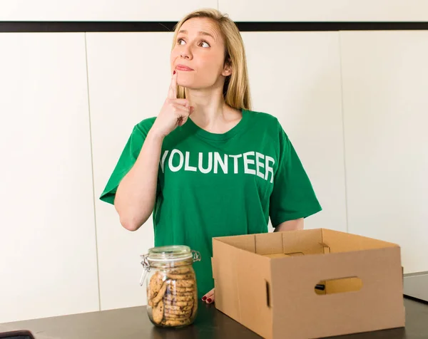 Young Adult Pretty Blonde Woman Volunteer Donation Concept — Stock Photo, Image