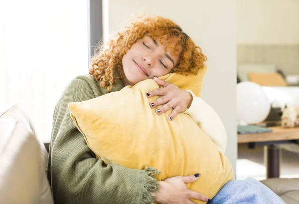 Genç Kızıl Saçlı Latin Güzel Bir Kadın Evdeki Kanepede Dinleniyor — Stok fotoğraf