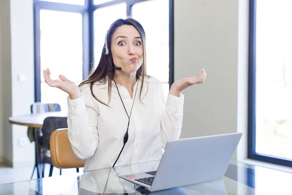 Young Pretty Woman Feeling Puzzled Confused Doubting Telemarketer Concept — Stock Photo, Image
