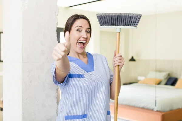 Young Pretty Woman Feeling Proud Smiling Positively Thumbs Housekeeper Concept — Stockfoto