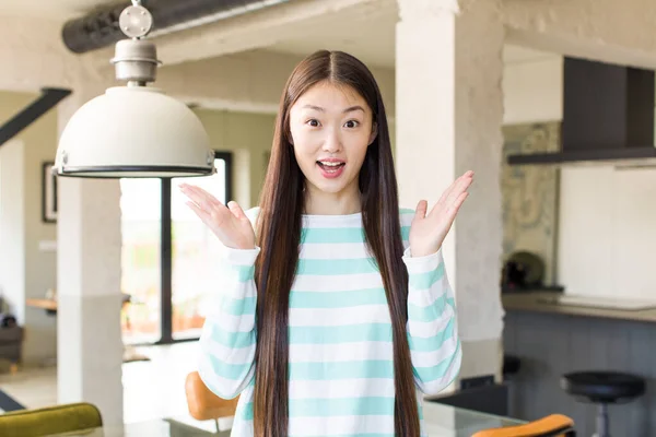 アジア系の可愛い女性が新しい家のリビングルームで — ストック写真