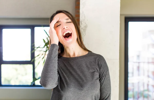Young Adult Pretty Woman Laughing Slapping Forehead Saying Doh Forgot — Stock Photo, Image