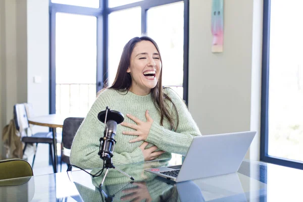 Young Pretty Woman Laughing Out Loud Some Hilarious Joke Influencer — Stock Photo, Image