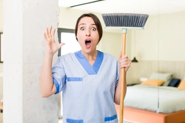 Young Pretty Woman Feeling Happy Astonished Something Unbelievable Housekeeper Concept — Stok fotoğraf