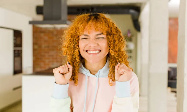 Young Red Hair Latin Pretty Womann New Cool Home — Stock Photo, Image