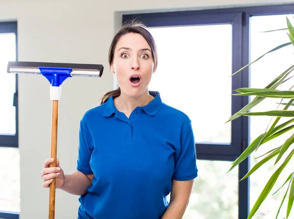 Young Pretty Woman Looking Very Shocked Surprised Windows Washer Concept — Stockfoto