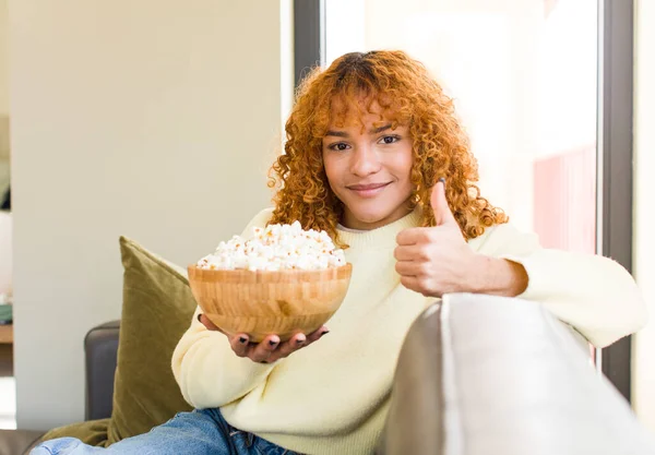 Young Red Hair Latin Pretty Woman Eating Popcorns Couch Watching — Stock Photo, Image