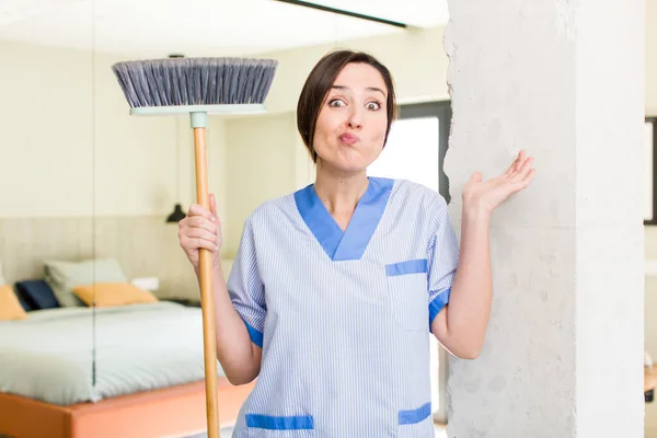 Young Pretty Woman Feeling Puzzled Confused Doubting Housekeeper Concept — Fotografia de Stock