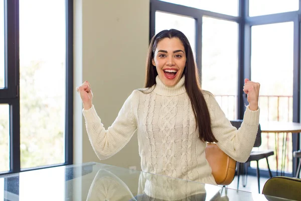 Mujer Bastante Caucásica Sintiéndose Conmocionada Emocionada Feliz Riendo Celebrando Éxito —  Fotos de Stock