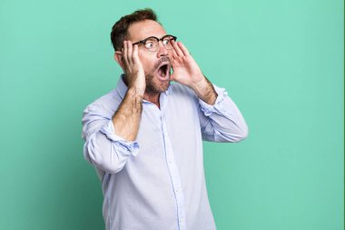 Mutlu, heyecanlı ve şaşırmış hissediyorum, iki elimle de yana bakıyorum.