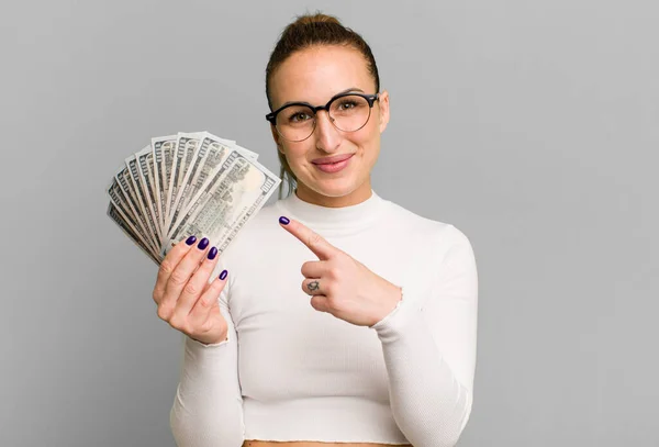Dolar Banknotları Olan Genç Güzel Bir Kadın — Stok fotoğraf