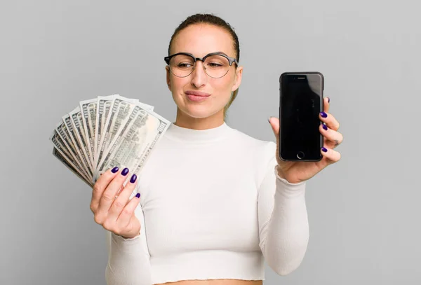 Jonge Mooie Vrouw Met Dollarbiljetten Een Smartphone — Stockfoto