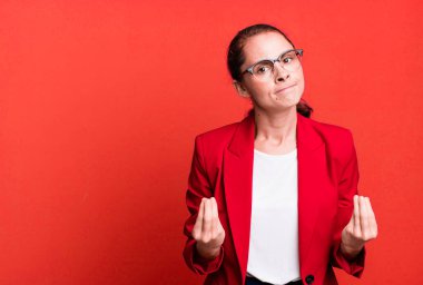 Kırmızı ceketli ve fotokopi odası olan genç ve güzel bir iş kadını.