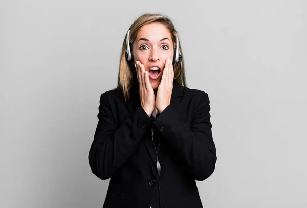 Pretty Blonde Woman Feeling Shocked Scared Telemarketing Concept — 图库照片