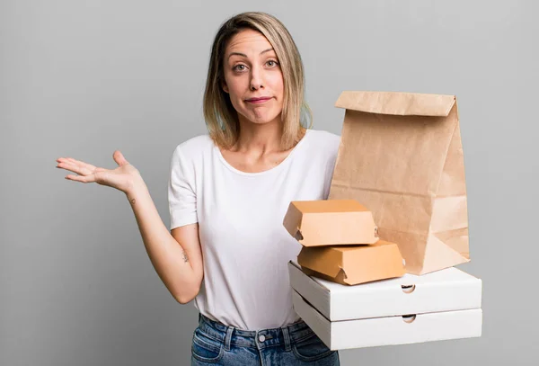 Pretty Blonde Woman Feeling Puzzled Confused Doubting Paper Fast Food — Stockfoto
