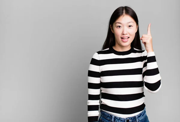 Ziemlich Asiatische Frau Gefühl Wie Ein Glückliches Und Aufgeregtes Genie — Stockfoto
