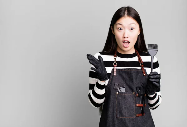 Pretty Asian Woman Feeling Extremely Shocked Surprised Barber Concept — Foto de Stock