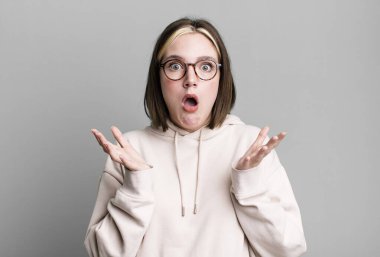 Genç ve güzel bir kadın son derece şaşkın ve şaşırmış hissediyor.