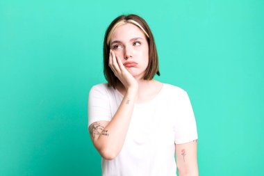 Genç ve güzel bir kadın yorgun, bıkkın ve uykulu hissediyor.