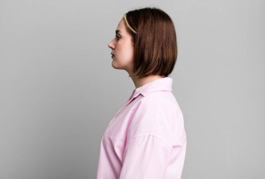 Profildeki genç ve güzel kadın hayal mi kuruyor yoksa hayal mi kuruyor?