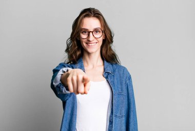 Genç ve güzel bir kadın kamerayı işaret ederek seni seçiyor.