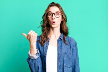 İnançsızlığa şaşırmış genç, güzel bir kadın.