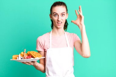 Genç ve güzel bir kadın ellerini havaya kaldırarak çığlık atıyor. Waffle konsepti