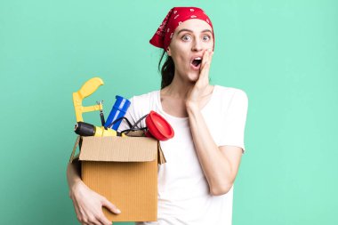 Genç ve güzel bir kadın şok olmuş ve korkmuş hissediyor. kahya ve alet çantası kavramı