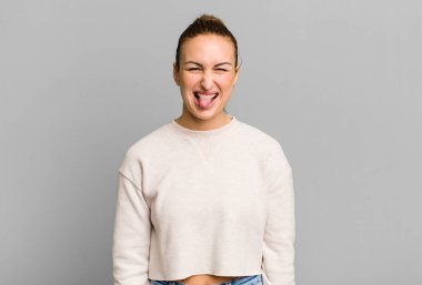 Genç ve güzel bir kadın, tiksinmiş ve sinirlenmiş hissediyor.