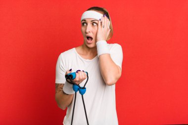 Genç ve güzel bir kadın kendini mutlu, heyecanlı ve şaşırmış hissediyor. fitness konsepti