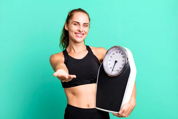 Hispanic Pretty Woman Smiling Happily Friendly Offering Showing Concept Fitness — Foto Stock