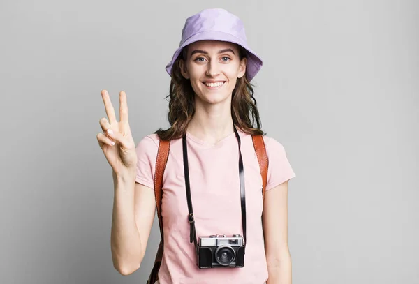 Genç Güzel Bir Bayan Gülümsüyor Iki Numarayı Gösteriyor Turizm Konsepti — Stok fotoğraf
