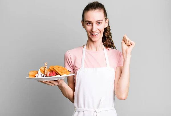Genç Güzel Bir Kadın Şokta Gülüyor Başarıyı Kutluyor Waffle Konsepti — Stok fotoğraf