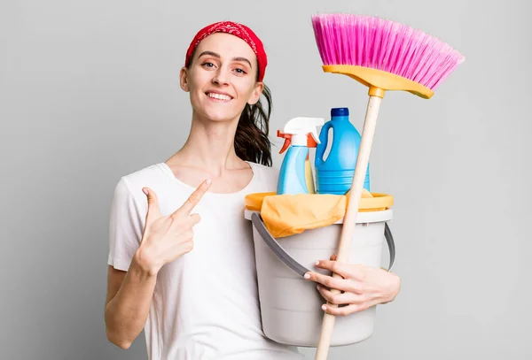 Young Pretty Woman Smiling Cheerfully Feeling Happy Pointing Side Housekeeper — Stok fotoğraf