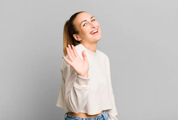 Jong Mooi Vrouw Glimlachen Gelukkig Zwaaien Hand Verwelkomen Groeten — Stockfoto