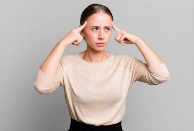 Kafası karışık ya da şüpheci olmak, bir fikre konsantre olmak, çok düşünmek, yan taraftaki boşluğu kopyalamak