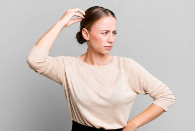 Şaşkın ve şaşkın hissediyorum, başımı kaşıyorum ve yan tarafa bakıyorum.