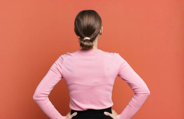 Karışık ya da dolu hissetmek ya da şüphe ve sorular, merak etmek, ellerin kalçanda, dikiz aynasından